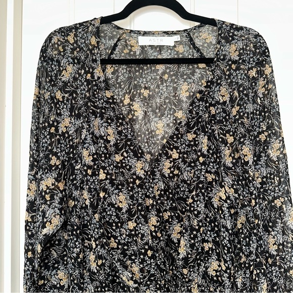 ASTR The Label Womens Black Gold Long Sleeve Tiered Ruffle Floral Dress Size L - Picture 7 of 16